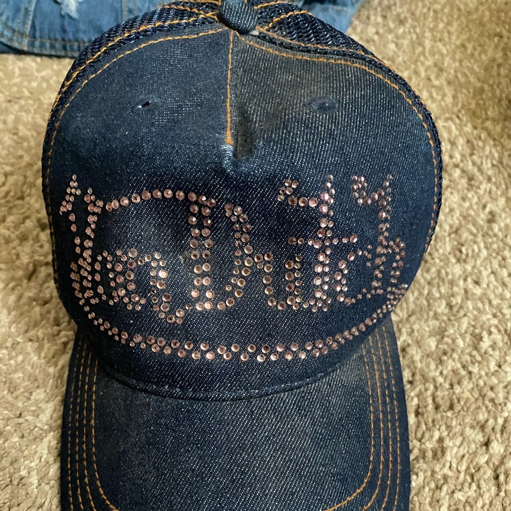 Von Dutch trucker style hat.
